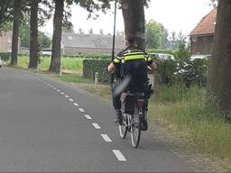 Een agent reed de fiets van de hoogbejaarde man terug naar Gemonde. (Foto: Ger Roumen / Twitter)