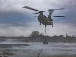 Chinooks van vliegbasis Gilze-Rijen schieten te hulp bij kapotte dam