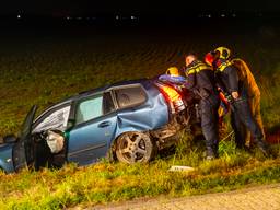 Auto crasht naast de Kesselseweg in Maren-Kessel