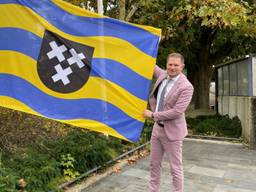 Burgemeester Boy Scholtze hijst de nieuwe gemeentevlag.