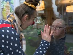 Clown Sis met een bewoner van SOVAK in Terheijden (foto: Raoul Cartens).