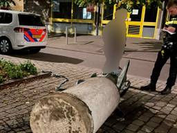 De poging om er met het standbeeld van het corsomeisje vandoor te gaan mislukte (foto: Facebook politie Weerijs).