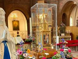 De reliek van de heilige Bernadette is in Sint Willebrord aangekomen (foto: Erik Peeters).