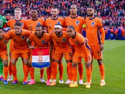 Het Nederlands elftal met Bart Verbruggen en Virgil van Dijk (foto: Andre Weening/Orange Pictures).