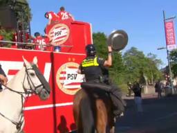 Huldiging PSV: Politie te paard gaat er me de schaal vandoor
