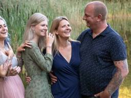 Sharon en haar man (rechts) met hun drie kinderen (foto: Imca van de Weem Photography).