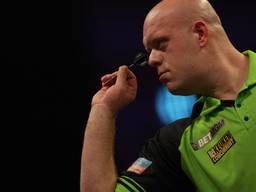 Michael van Gerwen hier tijdens een wedstrijd in de Premier League begin dit jaar (foto: Adrian Dennis / AFP).