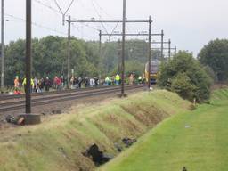 Reizigers verlaten de trein na de aanrijding bij Wouw (foto: Christian Traets/SQ Vision).