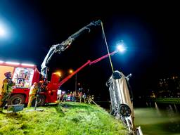 Automobiliste wijkt uit voor konijn en rijdt in het water (Eye4images).