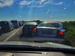 Verschillende auto's blokkeerden de doorgang op de A59 (foto: Facebook politie gemeente Waalwijk).