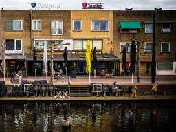 Lege terrassen en cafés in Helmond (foto: ANP).
