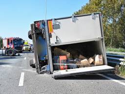 De truck kantelde op het wegdek en belandde daarna op de vangrails