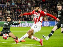 Ismael Saibari scoort de 2-2 namens PSV tegen Liverpool (foto: ANP).