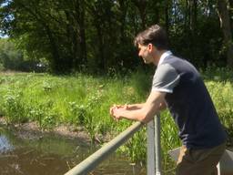 Jeroen Tempelaars van het Waterschap Brabantse Delta bij de Turfvaart in Breda (foto: Raoul Cartens).