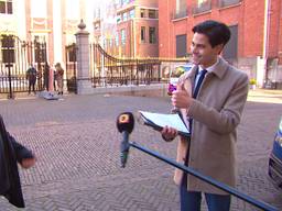 Rob Jetten neemt de petitie tegen de stadsverwarming in ontvangst. (foto: Omroep Brabant)