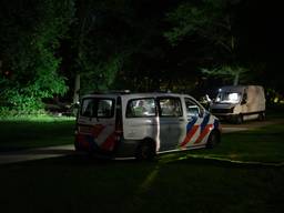 De politie was tot laat in de avond bezig bij de vindplaats aan de Strausslaan in Roosendaal (foto: Christian Traets/SQ Vision).