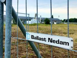 Het braakliggend terrein naast de dorpshaven van Moerdijk (foto: Raoul Cartens).