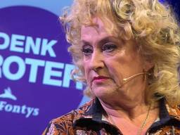 Karin Bloemen maakt indruk met haar even openhartige als pijnlijke verhaal over haar jeugd