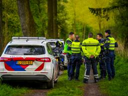 Verwarde vrouw zorgt voor ophef in bos bij Nederwetten, agenten gewond.