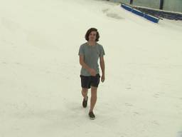 Freestyler skiër Mees van Lierop loopt met gemak in zijn korte broek door de skihal (foto: Eva de Schipper).