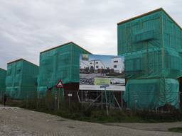 De onafgebouwde huizen worden waarschijnlijk in het najaar afgebroken (foto: Ferenc Triki)