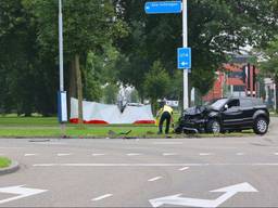 Bij een botsing tussen twee auto's in Den Bosch is zondagochtend een van de bestuurders om het leven gekomen.