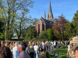 Stille tocht voor overleden dorpsgenoot (45): 'Haar leven is haar afgepakt'