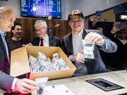 Voormalig minister Ernst Kuipers (links), burgemeester Theo Weterings (midden) en burgemeester Paul Depla (rechts) tijdens de start van het wietexperiment in coffeeshop De Baron in Breda.  (Foto: ANP/Rob Engelaar).