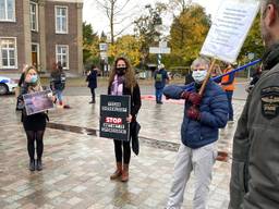 Varkenshouder Wilbert van Lanen (links) uit Bakel in gesprek met de demonstranten.