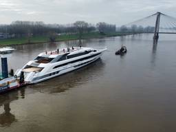 De Galactica voor de brug.