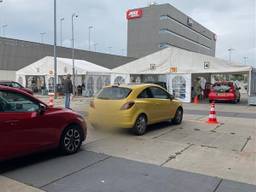 In de auto wachtend op de coronatest in Breda (foto: Eva de Schipper).