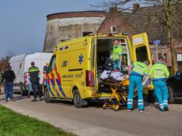 De pakketbezorger is met een ambulance naar het ziekenhuis gebracht (foto: Tom van der Put/SQ Vision).