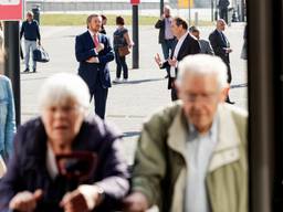 Jeroen Bosch Ziekenhuis-directeur Piet-Hein Buiting leidt Koning Willem-Alexander rond (foto: ANP).