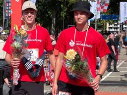 Mathijs en Len na de finish van de 80 van de Langstraat.