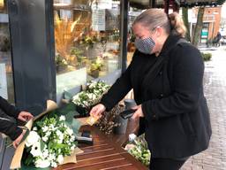 Drukte bij de bloemenzaak op de dag voor Kerstmis (foto: Tonnie Vossen).