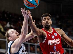 Mo Kherrazi van Heroes in de wedstrijd bij BC Parma (foto: FIBA).