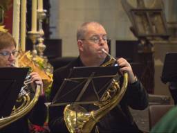 Muziek bij de Kerststal in Den Bosch (Foto: Omroep Brabant).