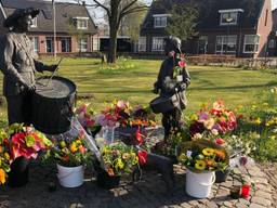 Bloemenzee bij standbeeld van overleden man uit Beek en Donk