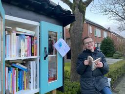 Een trotse Milan Kommers, bij zijn mini-bibliotheek in Halsteren