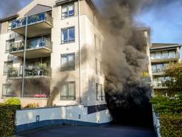 De brand woedde onder het appartementencomplex (foto: Marcel van Dorst/SQ Vision).