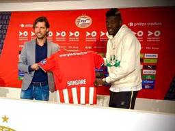 Ibrahim Sangaré poseert met technisch manager John de Jong van PSV (foto: Lesviolets.com).