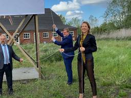 Wethouders Lok (Roosendaal) en Van der Velden (Bergen op Zoom) mochten samen met de staatssecretaris het bord onthullen. (Foto: Rijksoverheid)