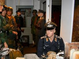 Complete etalagepoppen met Duitse uniformen werden gestolen. (Foto: Oorlogsmuseum Osssendrecht)