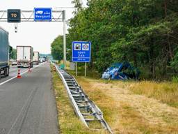 De bestelbus eindigde in een sloot (foto: Dave Hendriks/SQ Vision).