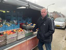 Jan van der Puijm bij zijn groente en fruitwagen. (Foto: René van Hoof)
