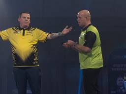 Verbazing bij Michael van Gerwen na zijn uitschakeling (foto: Lawrence Lustig/PDC).