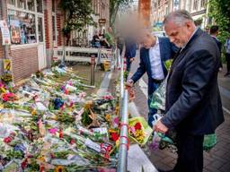 Advocaat Peter Schouten legt bloemen 