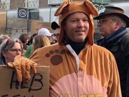 Een 'knuffelbeer' bij de demonstratie.