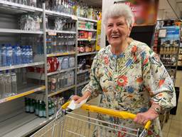 Lina (90) doet elke week boodschappen voor Ossenaren die dat zelf niet meer kunnen (foto: Megan Hanegraaf).
