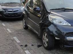 Beschadigde auto's na de aanrijding aan de Groeskuilenstraat in Gemert (foto: Instagram politie Hemert-Bakel-Laarbeek).
